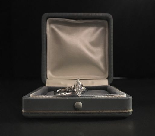 Кольцо с бриллиантом огранки маркиза 0,73 карата.
    
